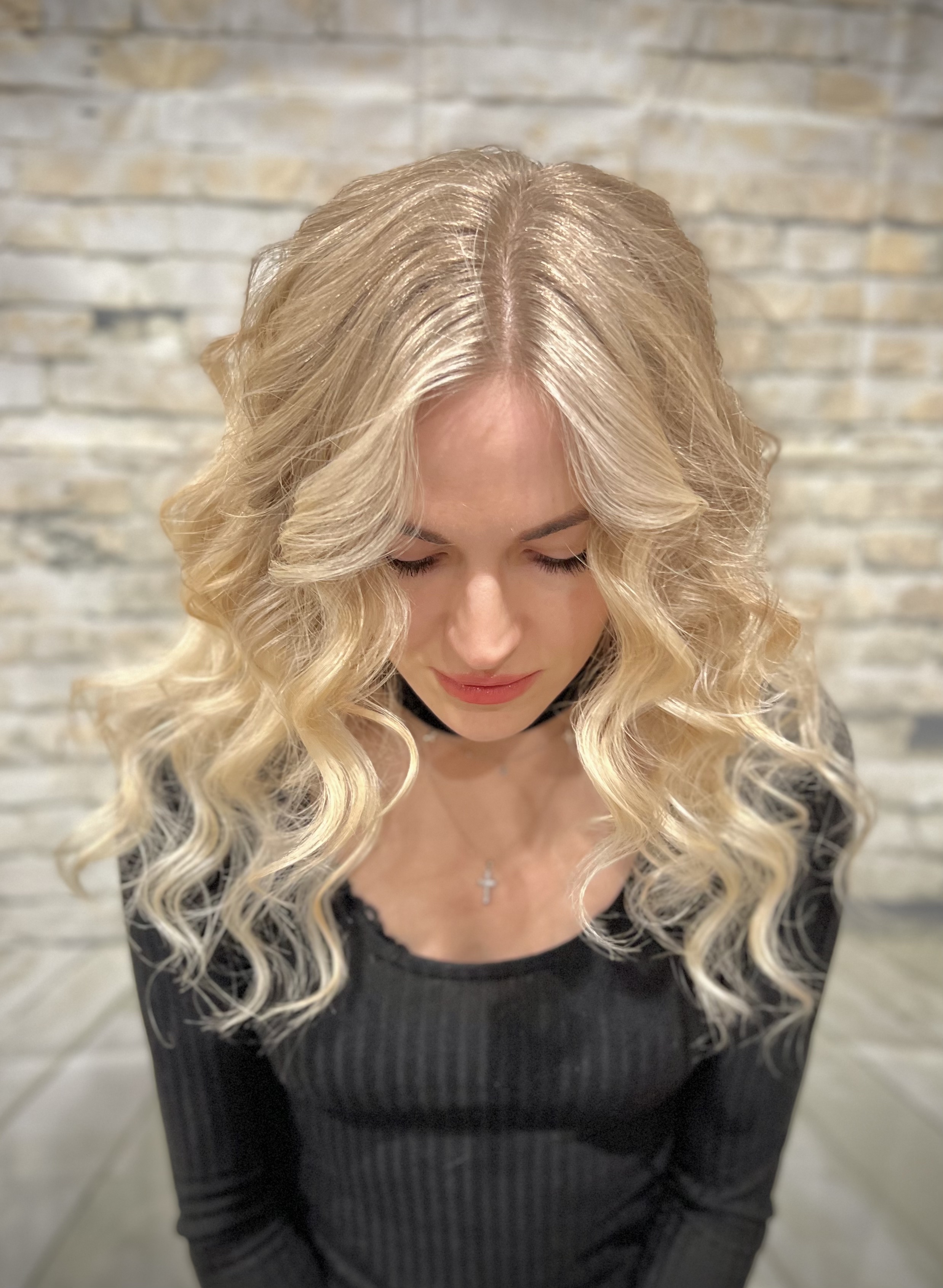 Blonde-loose-curls-hairstyle