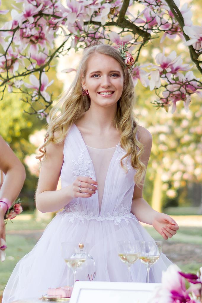 Curly-blonde-hairstyle