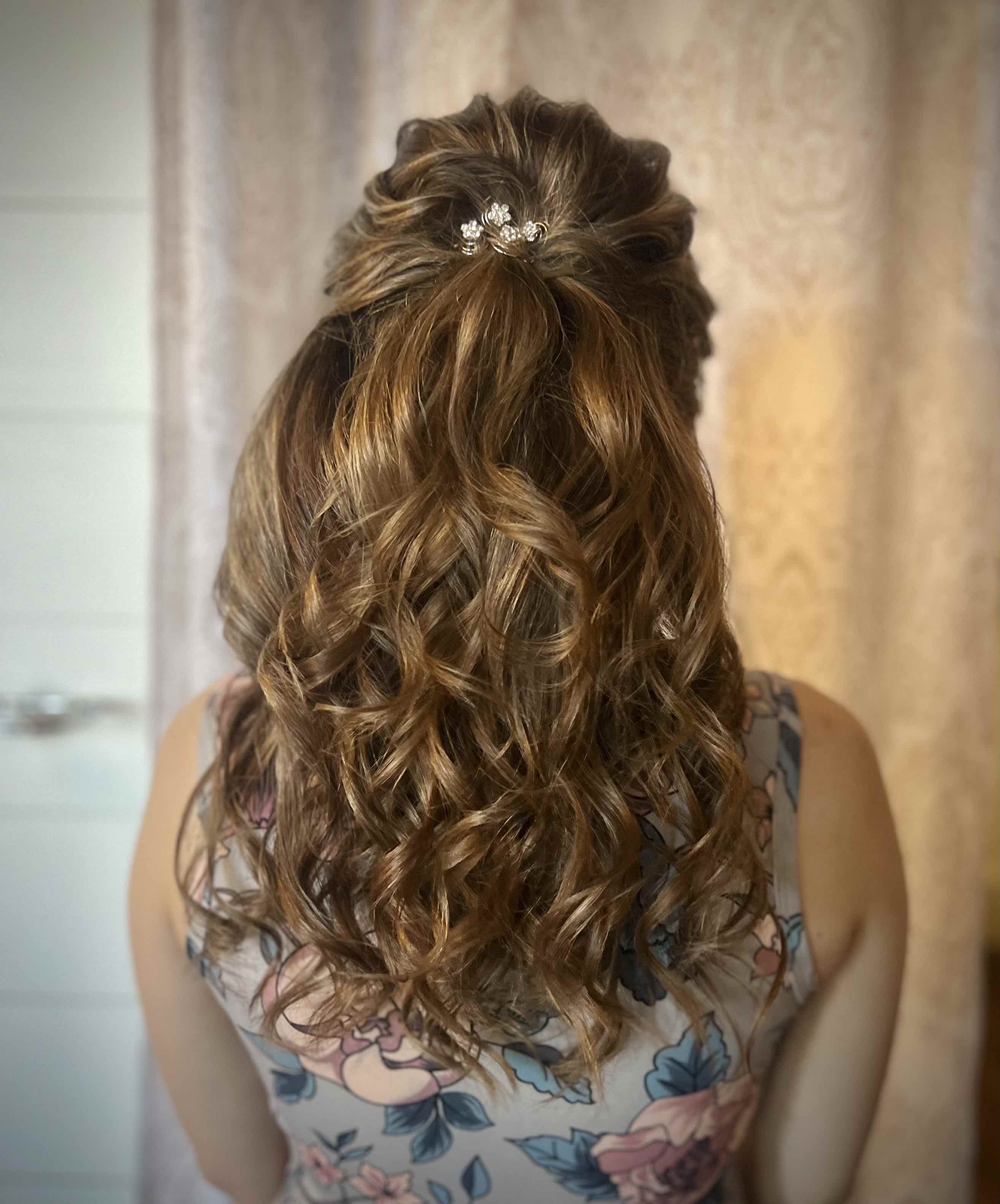 Soft-curls-hairstyle-for-prom-date-evening