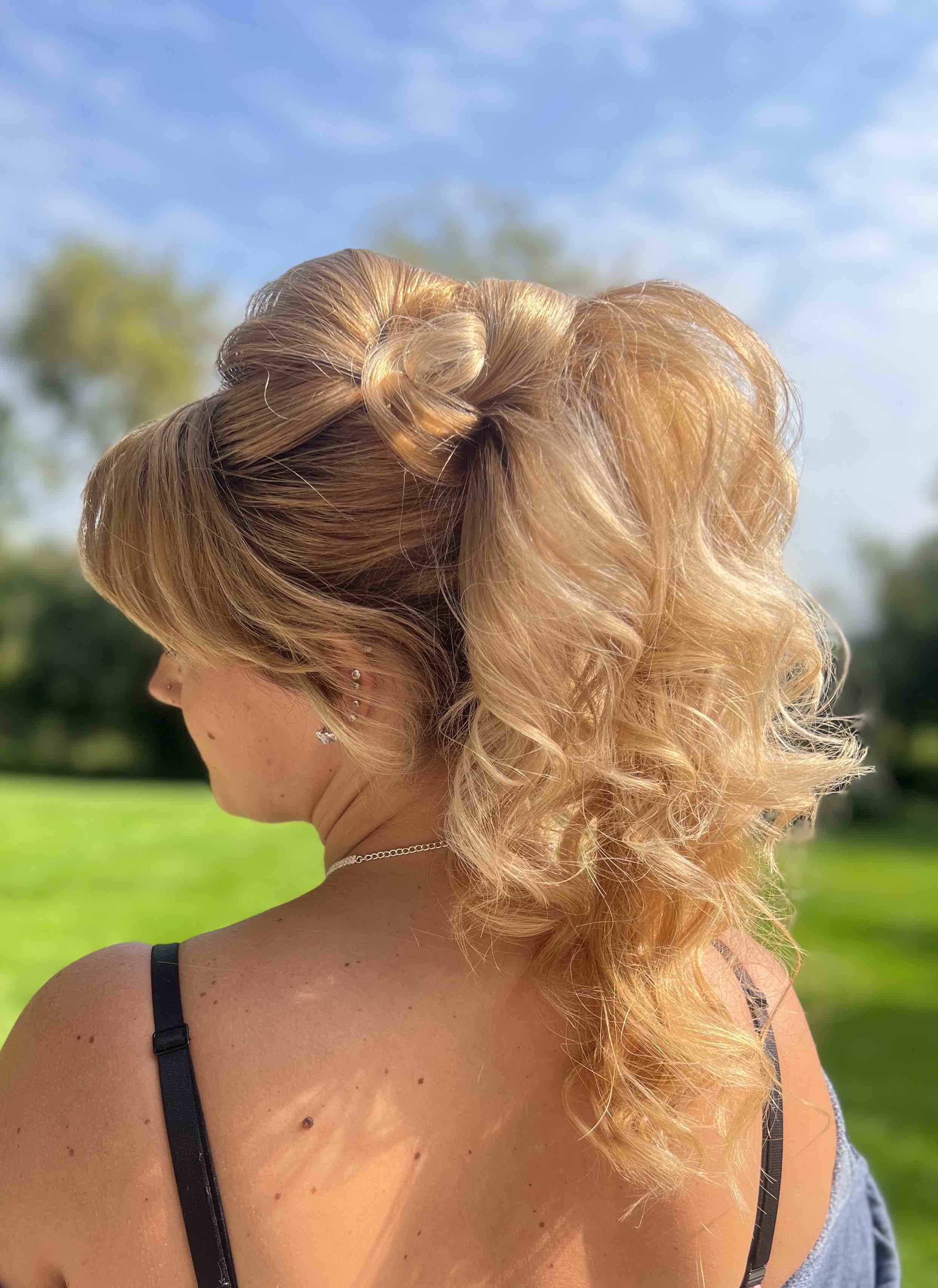 Volume-ponytail-hairstyle-blonde-curls